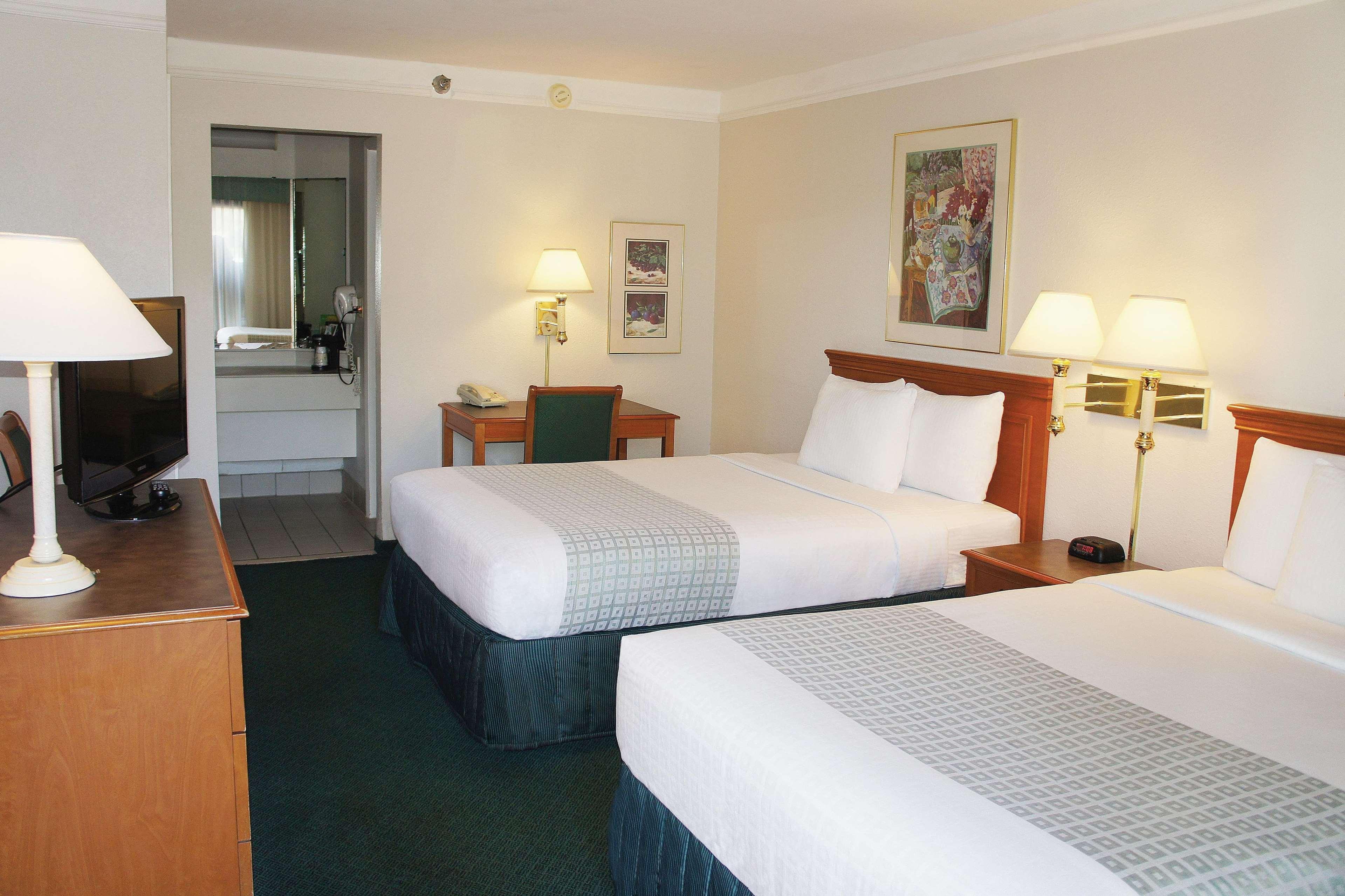Super 8 By Wyndham Savannah Extérieur photo