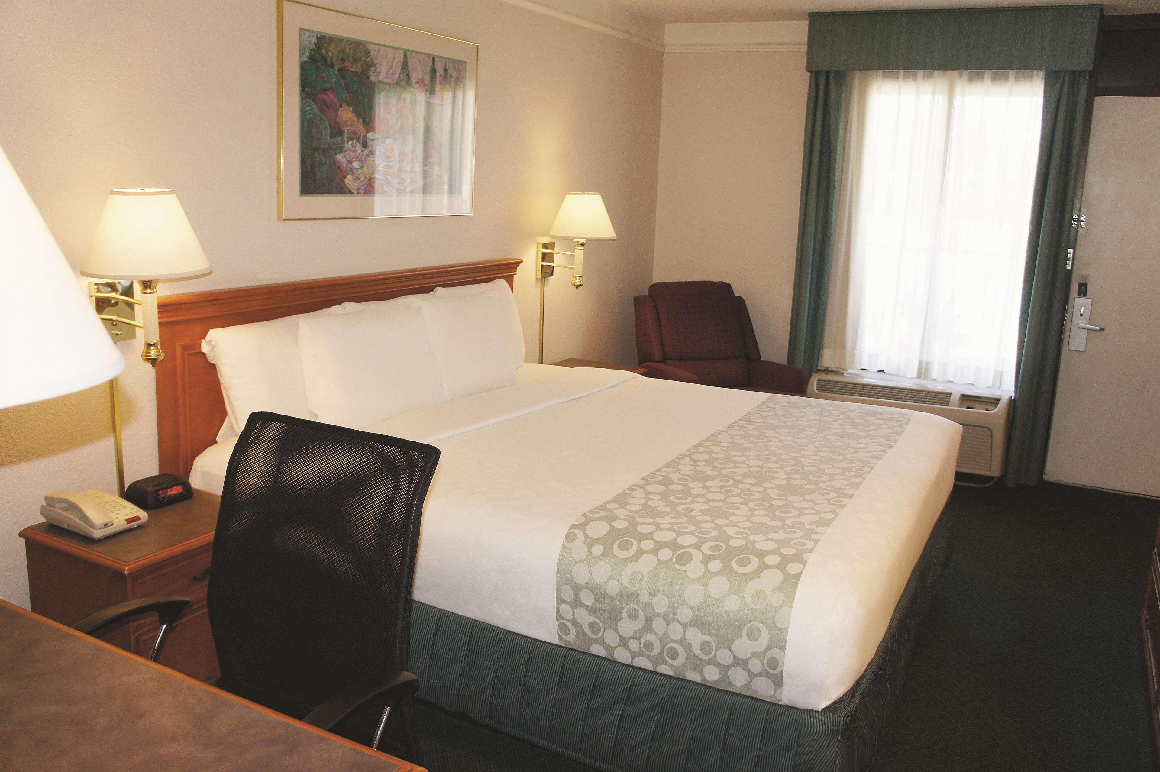 Super 8 By Wyndham Savannah Extérieur photo