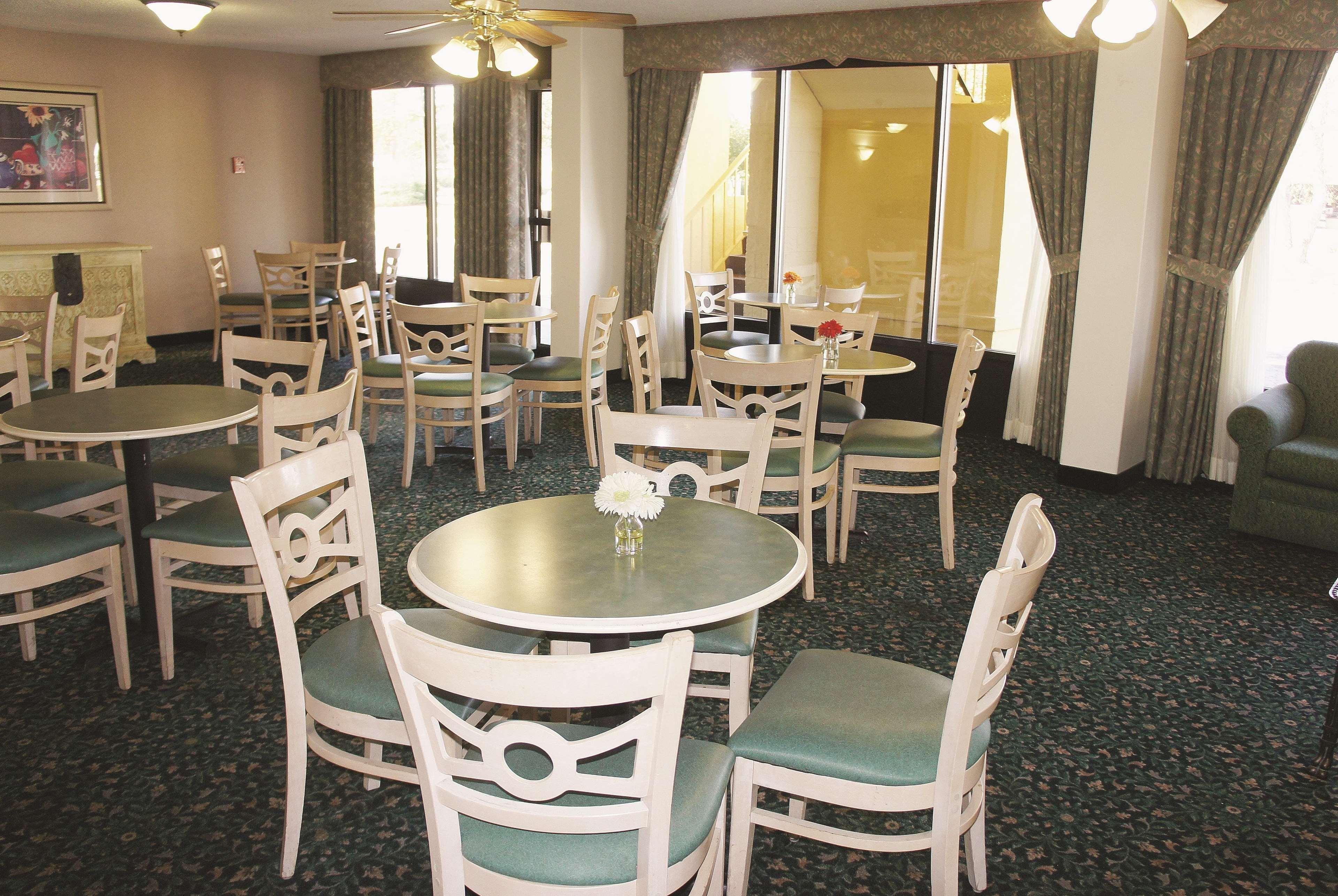 Super 8 By Wyndham Savannah Extérieur photo