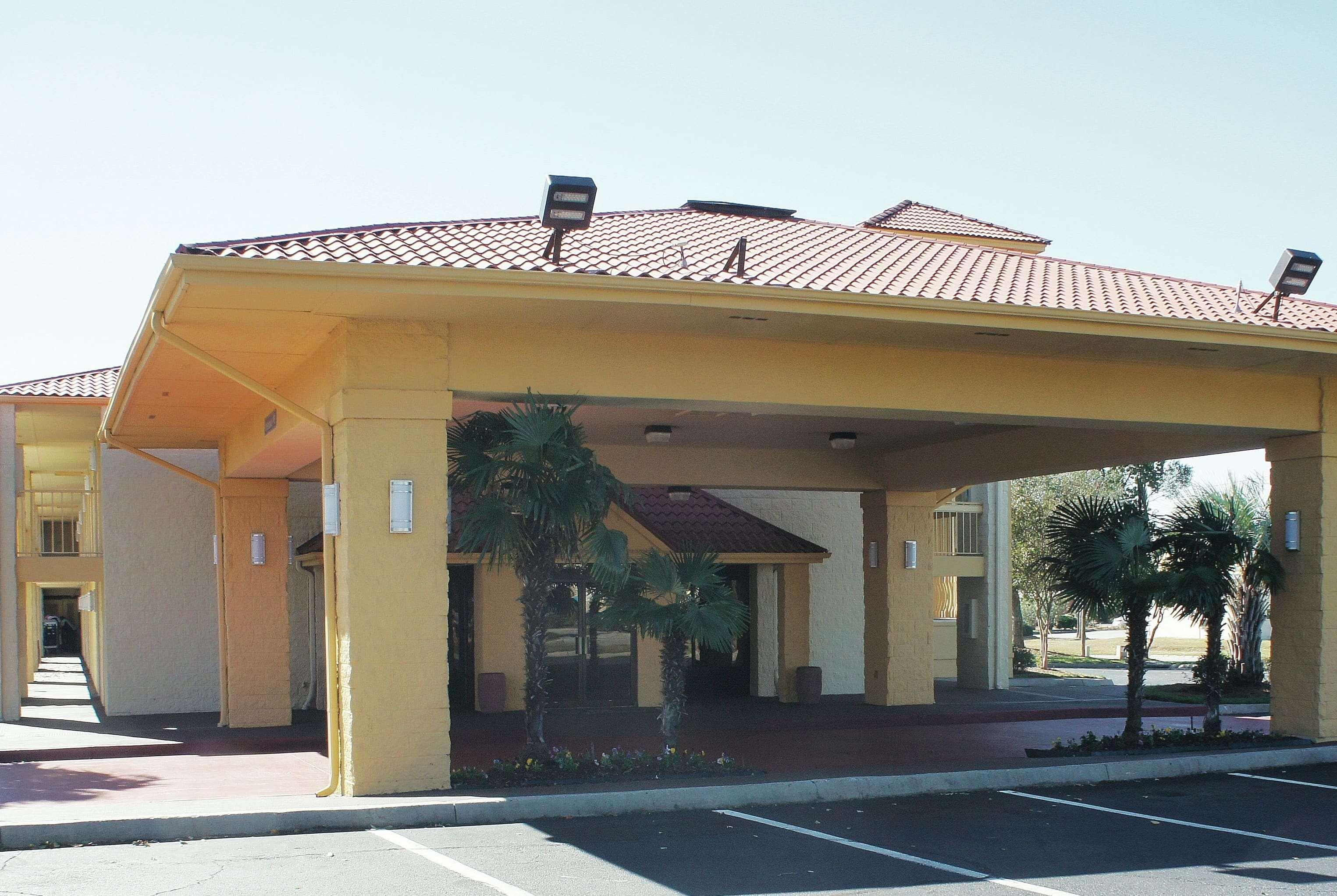 Super 8 By Wyndham Savannah Extérieur photo