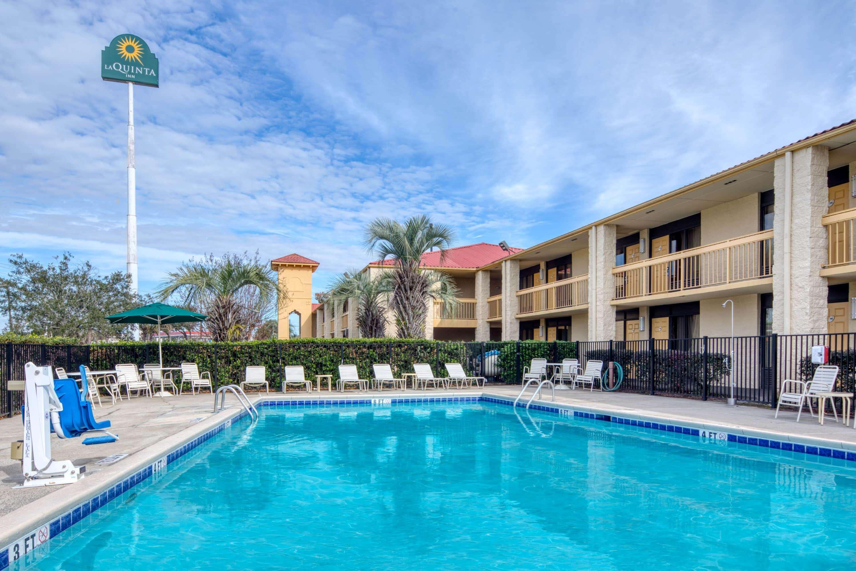 Super 8 By Wyndham Savannah Extérieur photo