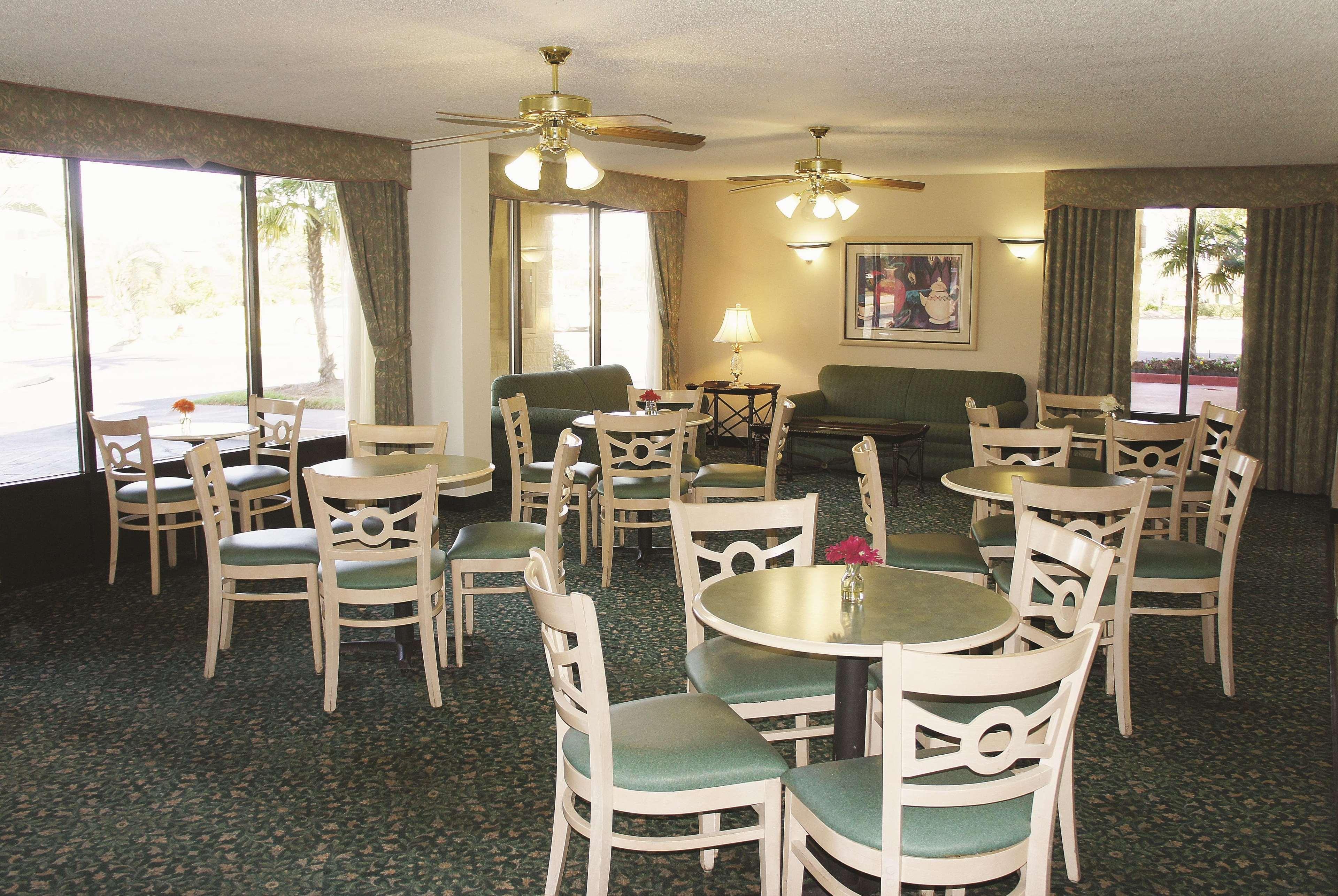 Super 8 By Wyndham Savannah Extérieur photo