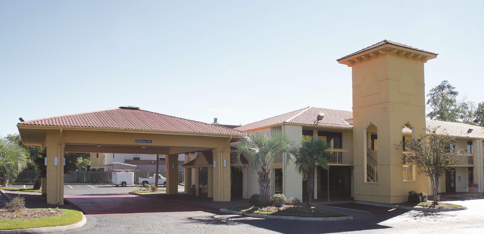 Super 8 By Wyndham Savannah Extérieur photo