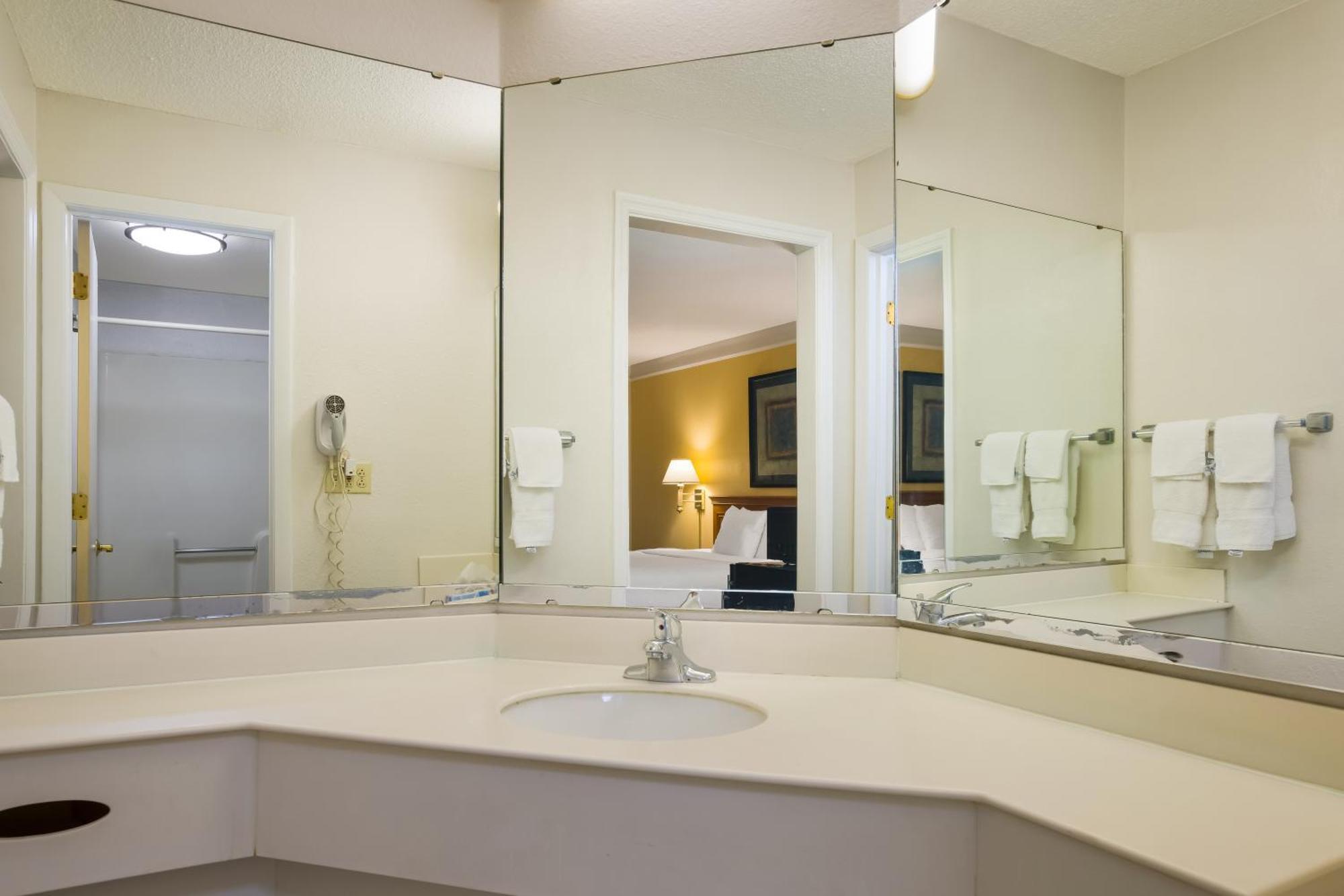 Super 8 By Wyndham Savannah Extérieur photo