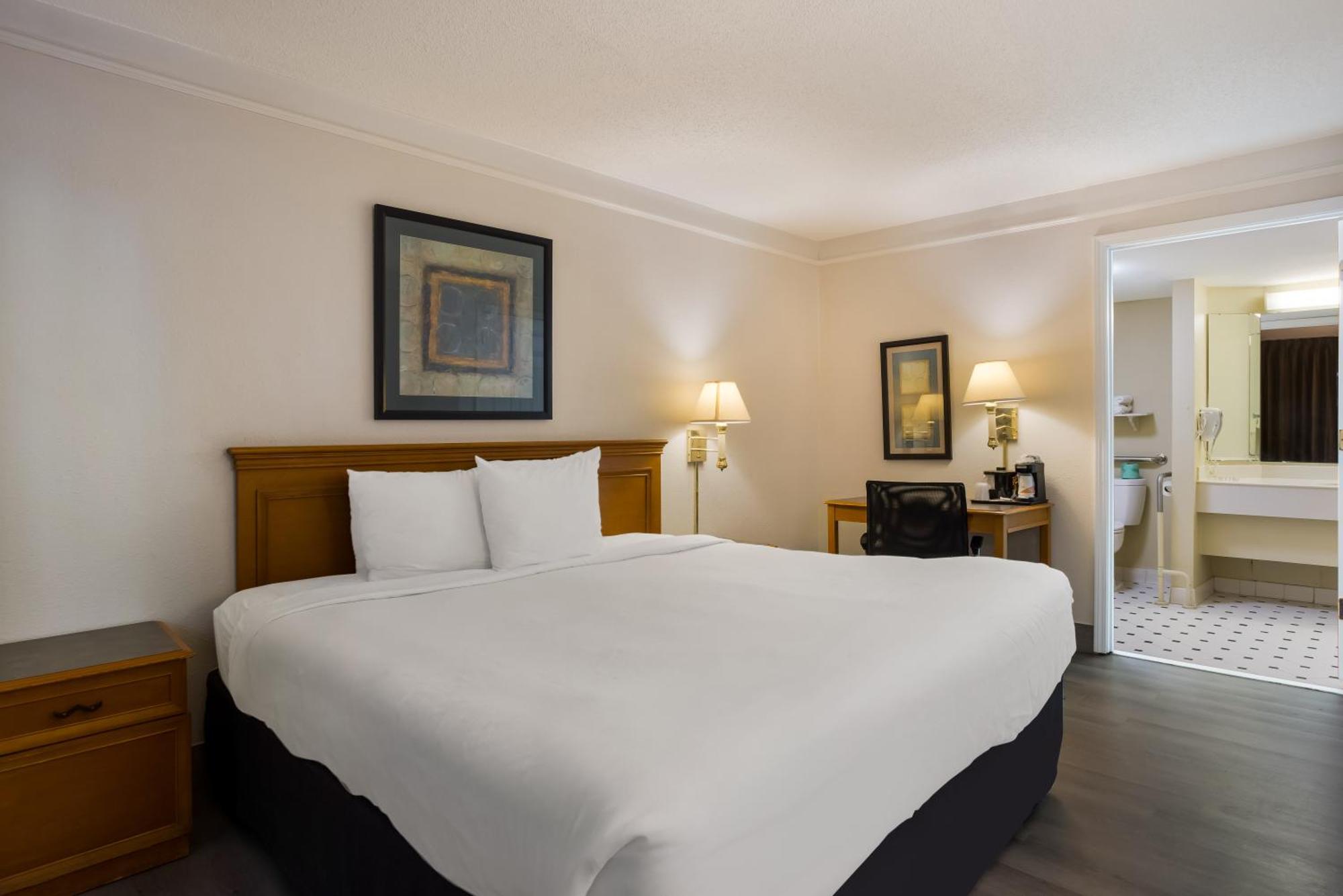 Super 8 By Wyndham Savannah Extérieur photo