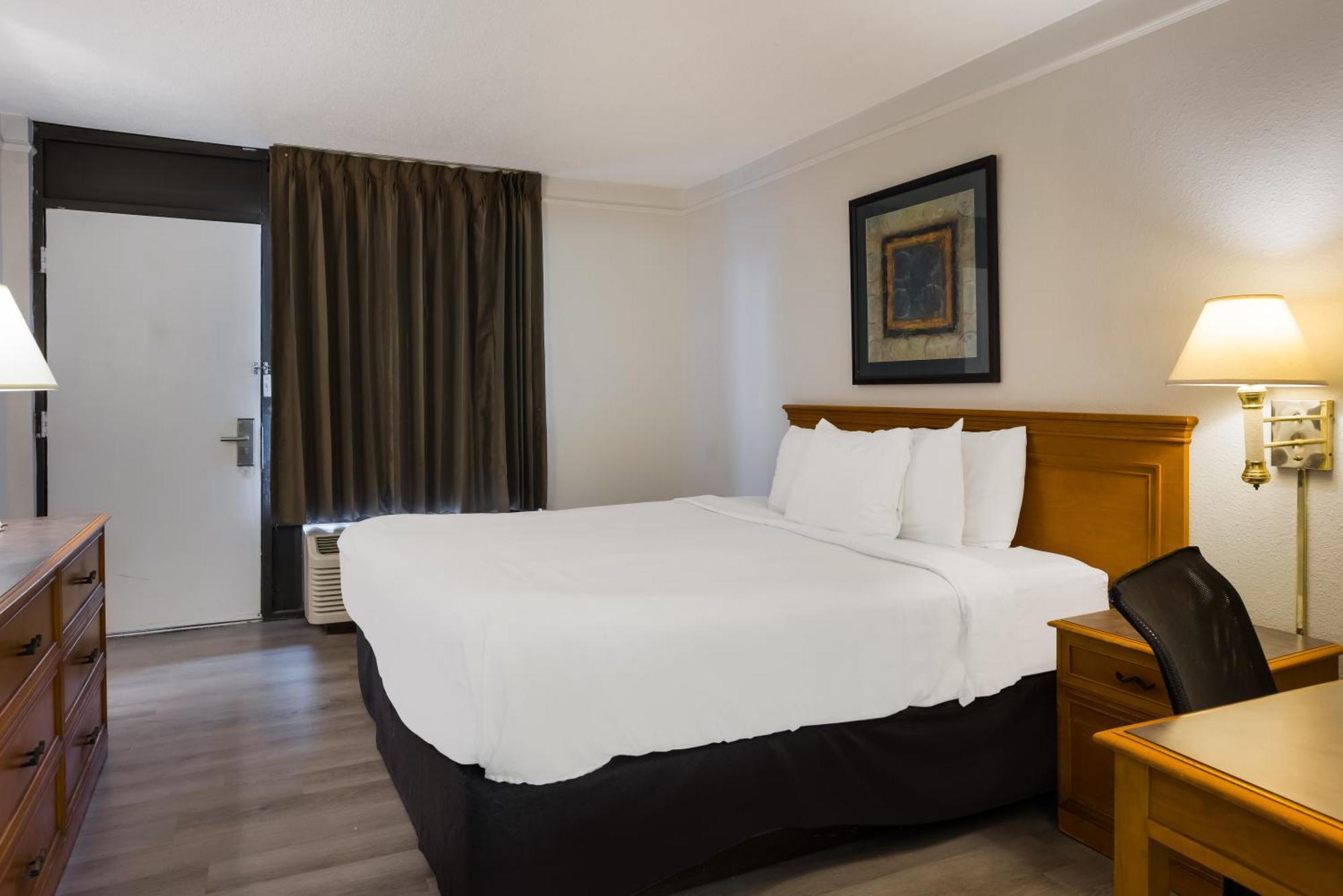 Super 8 By Wyndham Savannah Extérieur photo