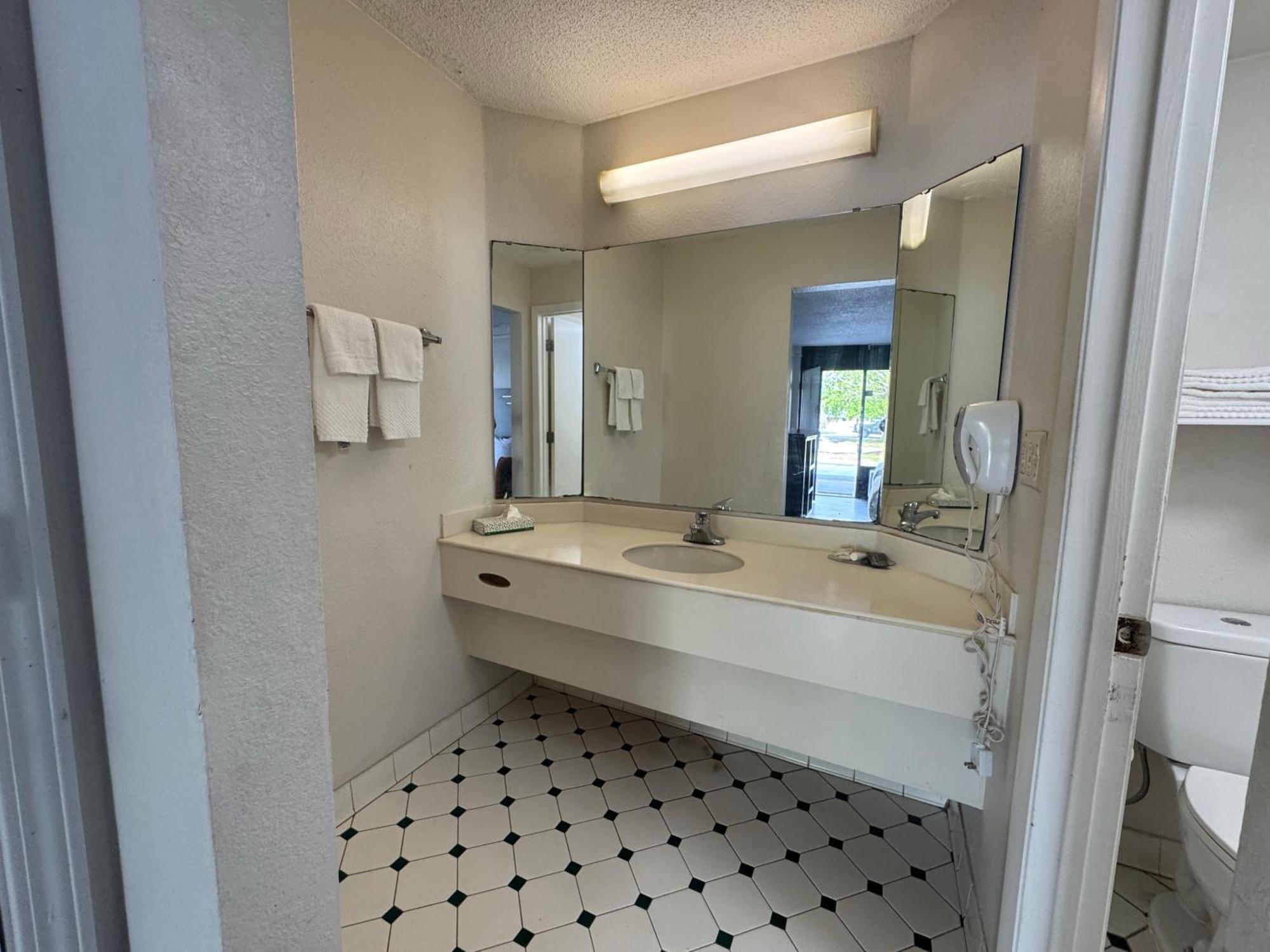Super 8 By Wyndham Savannah Extérieur photo