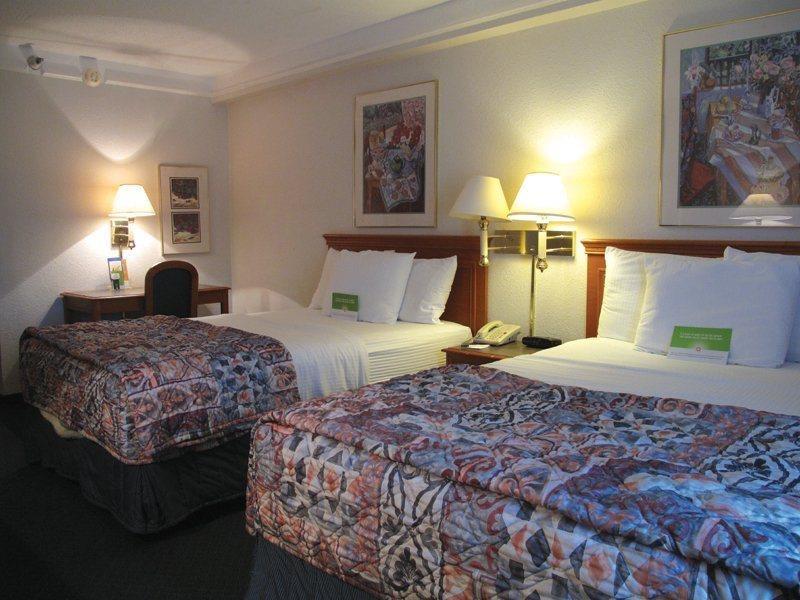 Super 8 By Wyndham Savannah Chambre photo